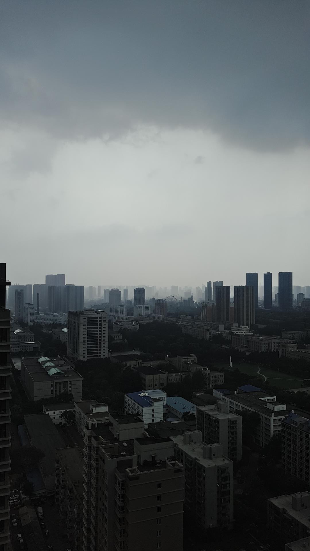 空山新雨后，天气晚来秋。 明月松间照，清泉石上流。 第1张